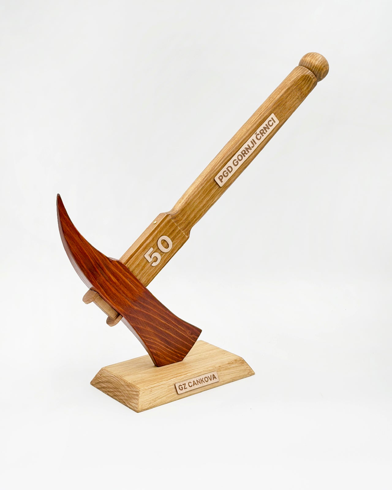 Lesena gasilska plaketa sekira