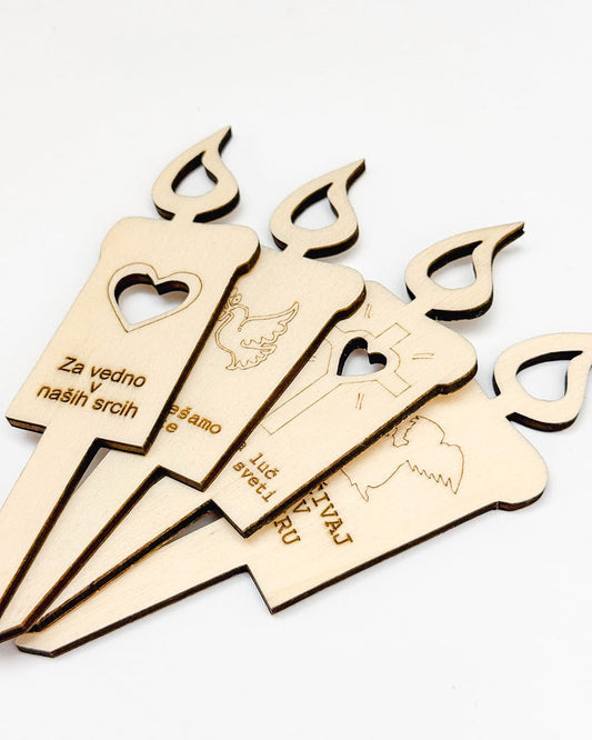 Lesene sveče za grob s plamenom. Lesene sveče s simboli in napisom. Lesene sveče za grob z motivi. Pogrešamo te. Večna luč naj ti sveti. Počivaj v miru. Za vedno v naših srcih. Sveče s simboli; golob, križ, angel, srce.