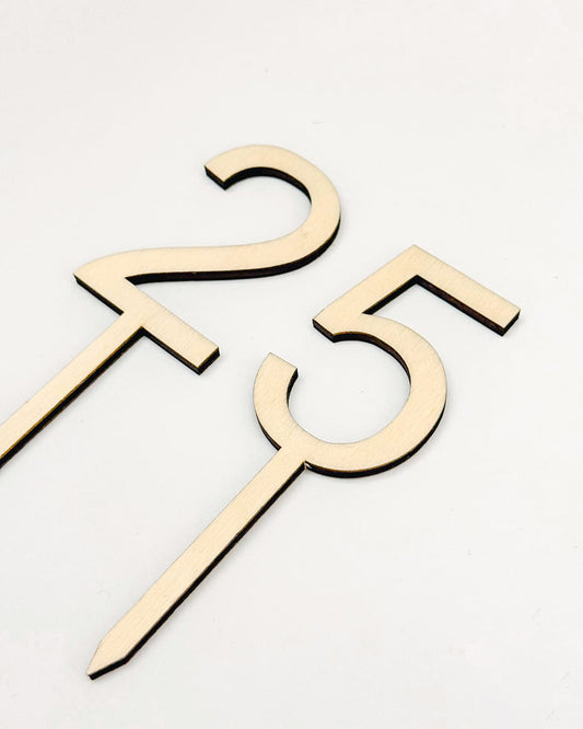 Lesena številka 25 za torto. Številke imajo palico, da jih lahko zapičite v torto.