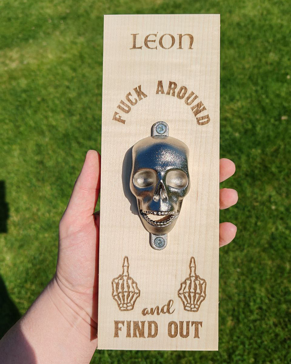 Leseni stenski odpirač skull - fuck around and find out. Lobanja. Motoristi. Personalizirano. Gravura.