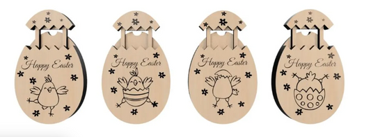 Leseni štirje pirhi na pol odprti. V njih se lahko da denar. Na vseh pirhih je oris piščancev. Na vseh je napis Happy Easter.