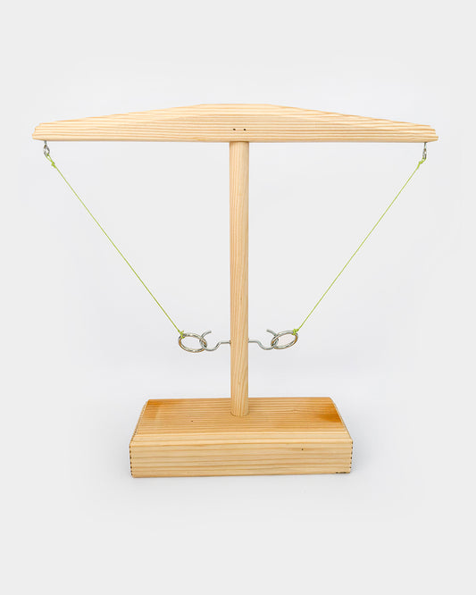 Leseno igralo za metanje obroča na kavelj, v sredini, obroči so pritrjeni na kavelj. Ring hook, hook and ring