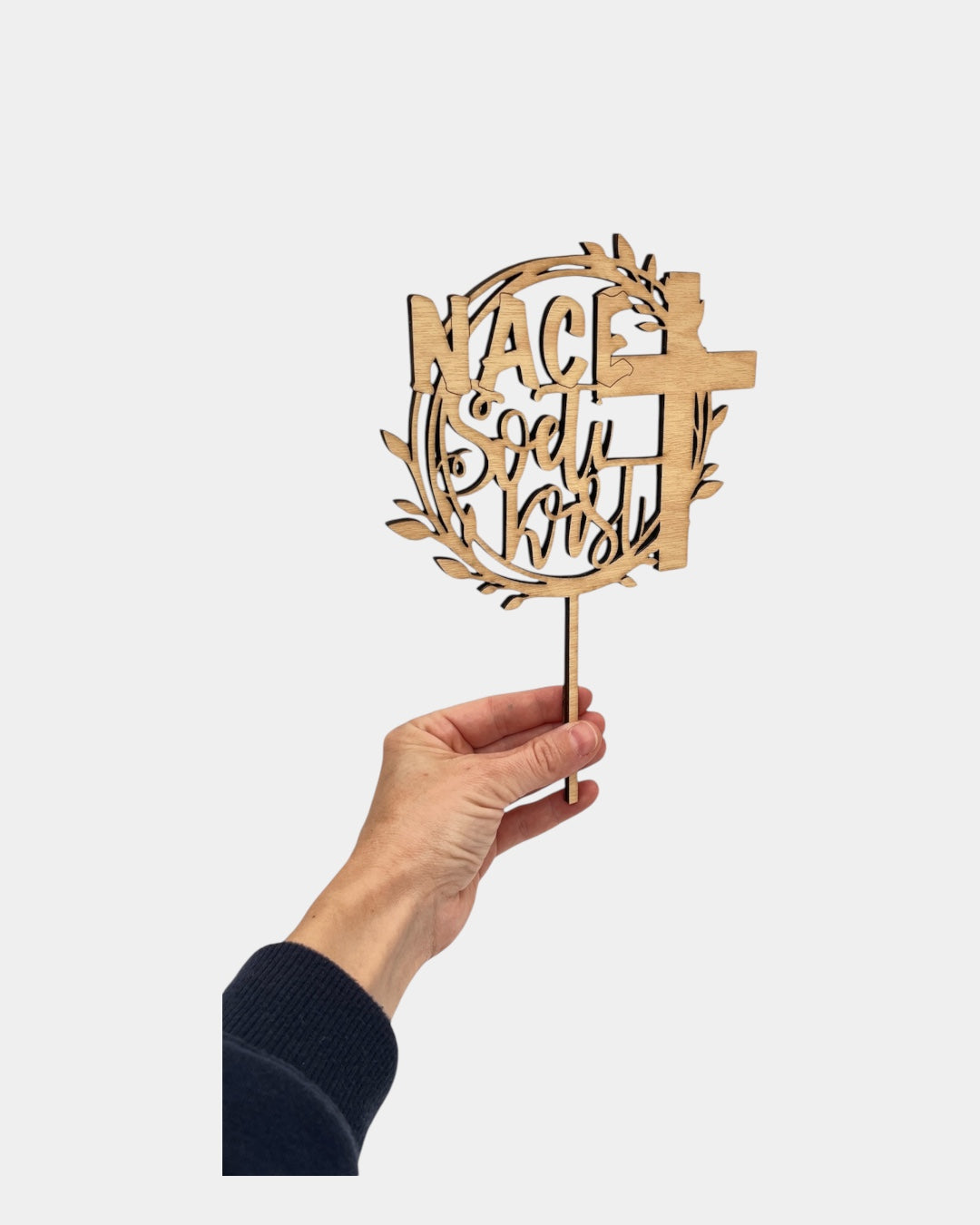 Leseni, personaliziran topper za sveti krst. Nace Sveti krst. Na desni strani je križ. Okrog so oljčne vejice.