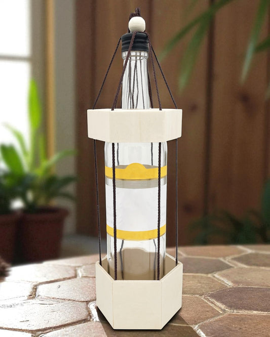 Nosilec za vino v obliki šestkotnika za darilo ob rojstnem dnevu, abrahamu, poroki, ob rojstvu otroka. Spodaj je lesen podstavek, zgoraj je lesen pokrov. Oba sta med seboj povezana z vrvico.