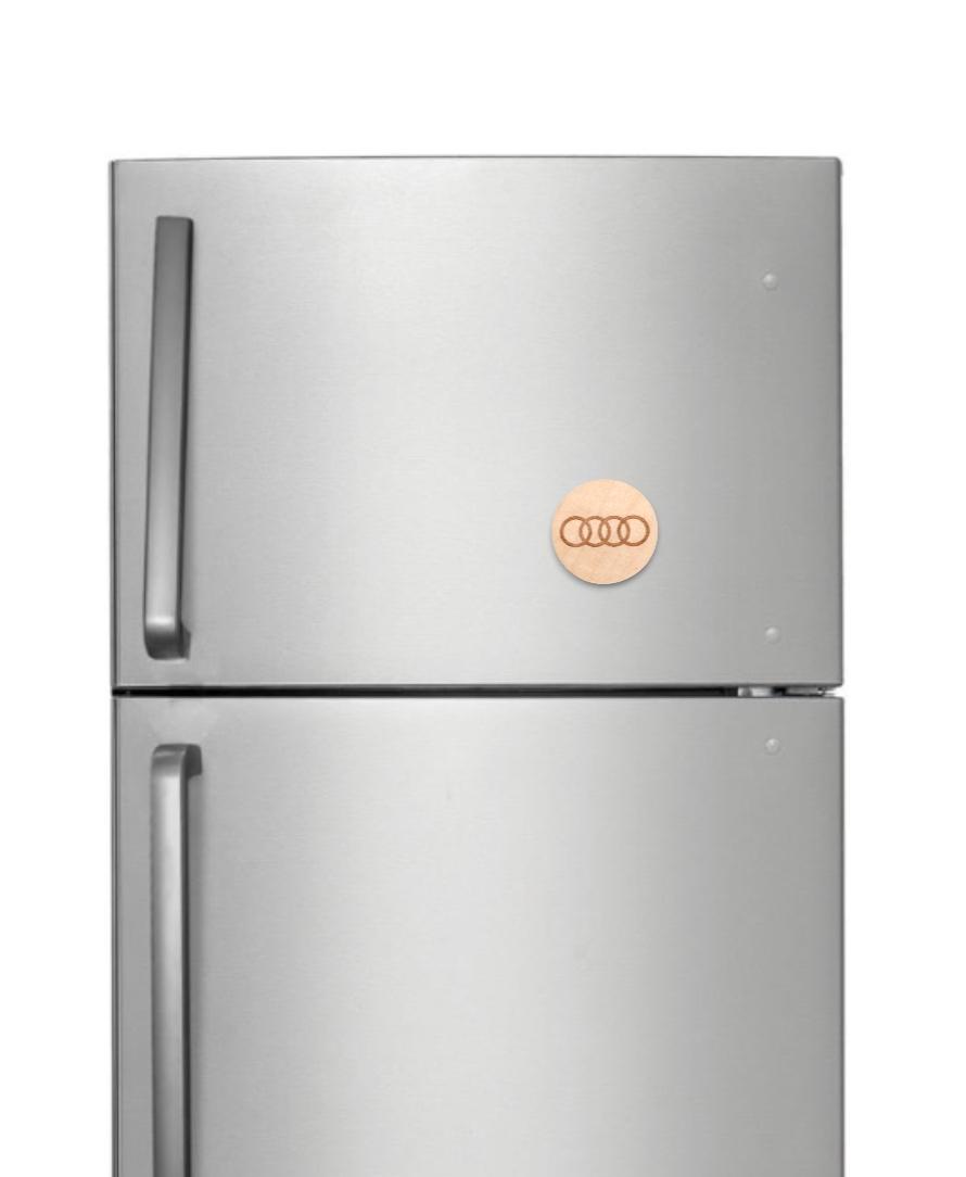 Leseni okrogel magnetni odpirač Audi na hladilniku.