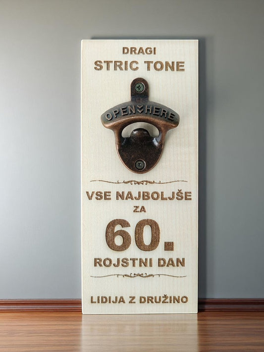 Stenski odpirač za rojstni dan. Open here. Z gravuro. Z imenom.