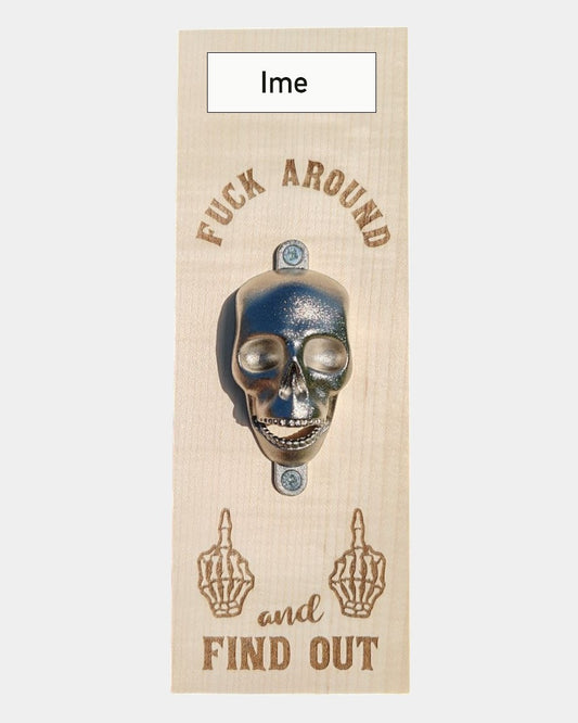 Leseni stenski odpirač z lobanjo, personaliziran z vašim imenom. Fuck around and find out.