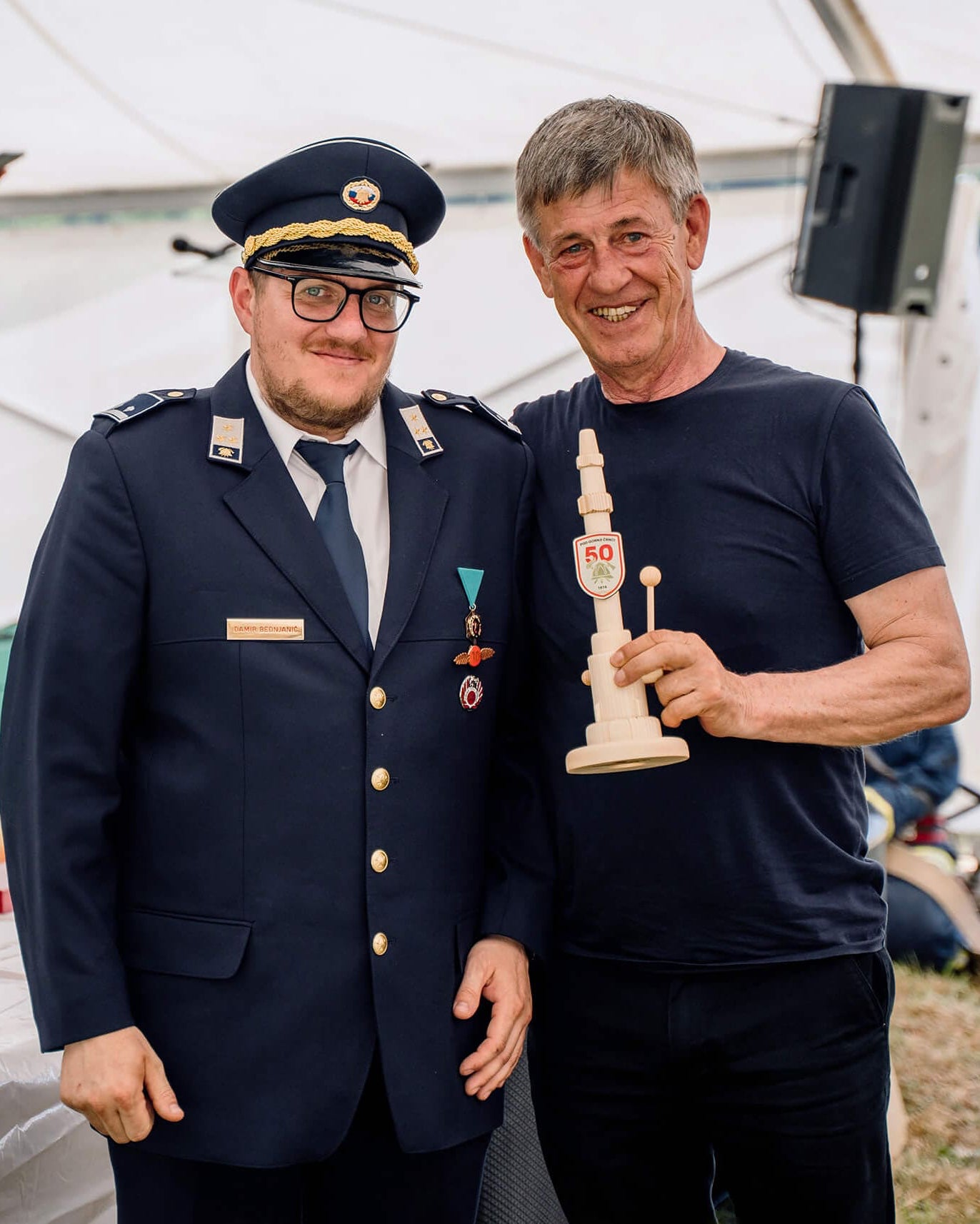 Podelitev plaketa leseni gasilski rocnik PGD Gornji Črnci 50 let. Danilo Kacijan župan občine Cankova.