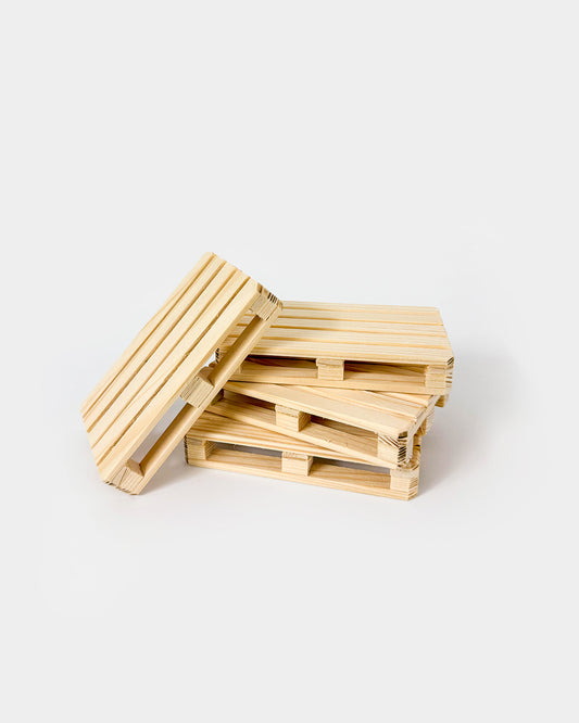 Mini lesene palete v različnih položajih, postavljene ena na drugo.