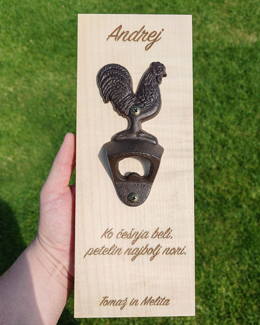 Leseni stenski odpirač petelin - z osebno noto. Personalizirano. Osebno. Z vašo mislijo. S čestitko za rojstni dan, abraham, poroko. Z gravuro. Gravirano.