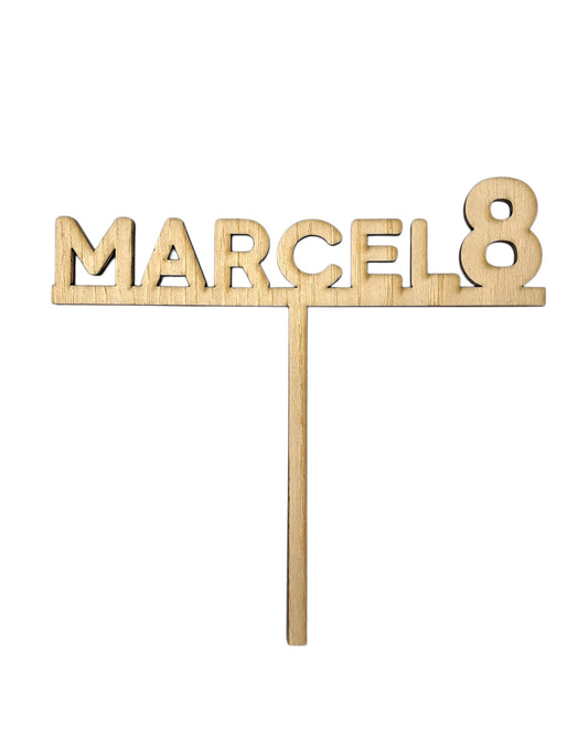 Na sliki je v sredini lesen topper z imenom in številko - Marcel 8.