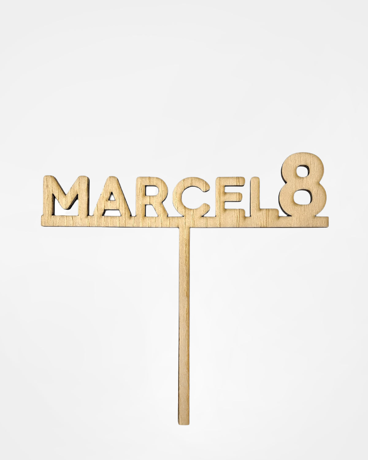 Na sliki je v sredini lesen topper z imenom in številko - Marcel 8.