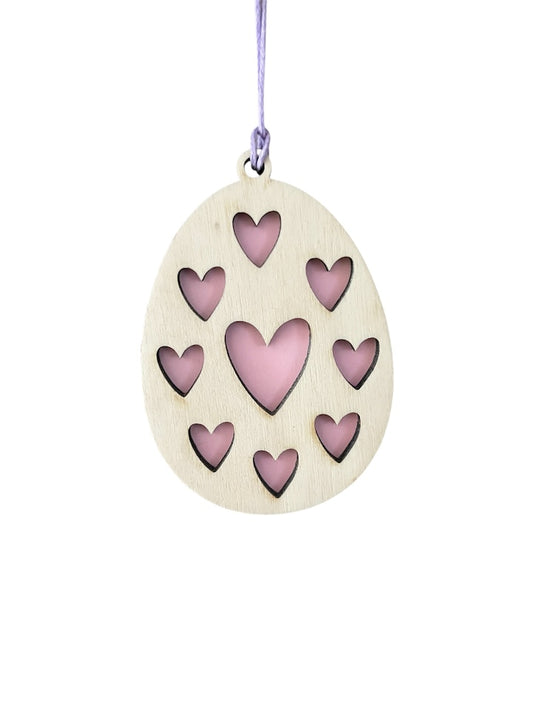 Lesen pirh. V sredini je večje srce, okrog je še 8 manjših src. Ozadje src je rozano. Pisanka ima zgoraj še luknjico na katero je zavezana svetlo vijolična vrvica.