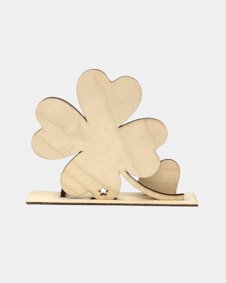 Ozadje lesene voščilnice za denar v obliki deteljice, za srečo. Vse najboljše.