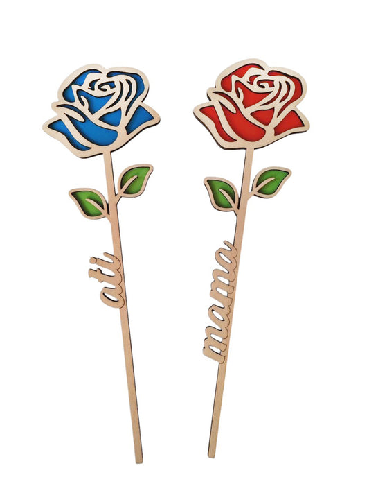 Lesena samostoječa vrtnica v modri in rdeči barvi. Na modri vrtnici je na steblu napis ati, na reči pa mama.
Lesena vrtnica ati, lesena vrtnica mama.