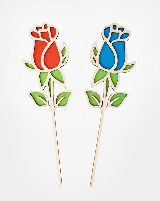 Vrtnica lesena. Levo je z rdečim cvetom, desno je z modrim cvetom. Je kot zaprta vrtnica. Venčni listi so zeleni. Steblo je ravno.