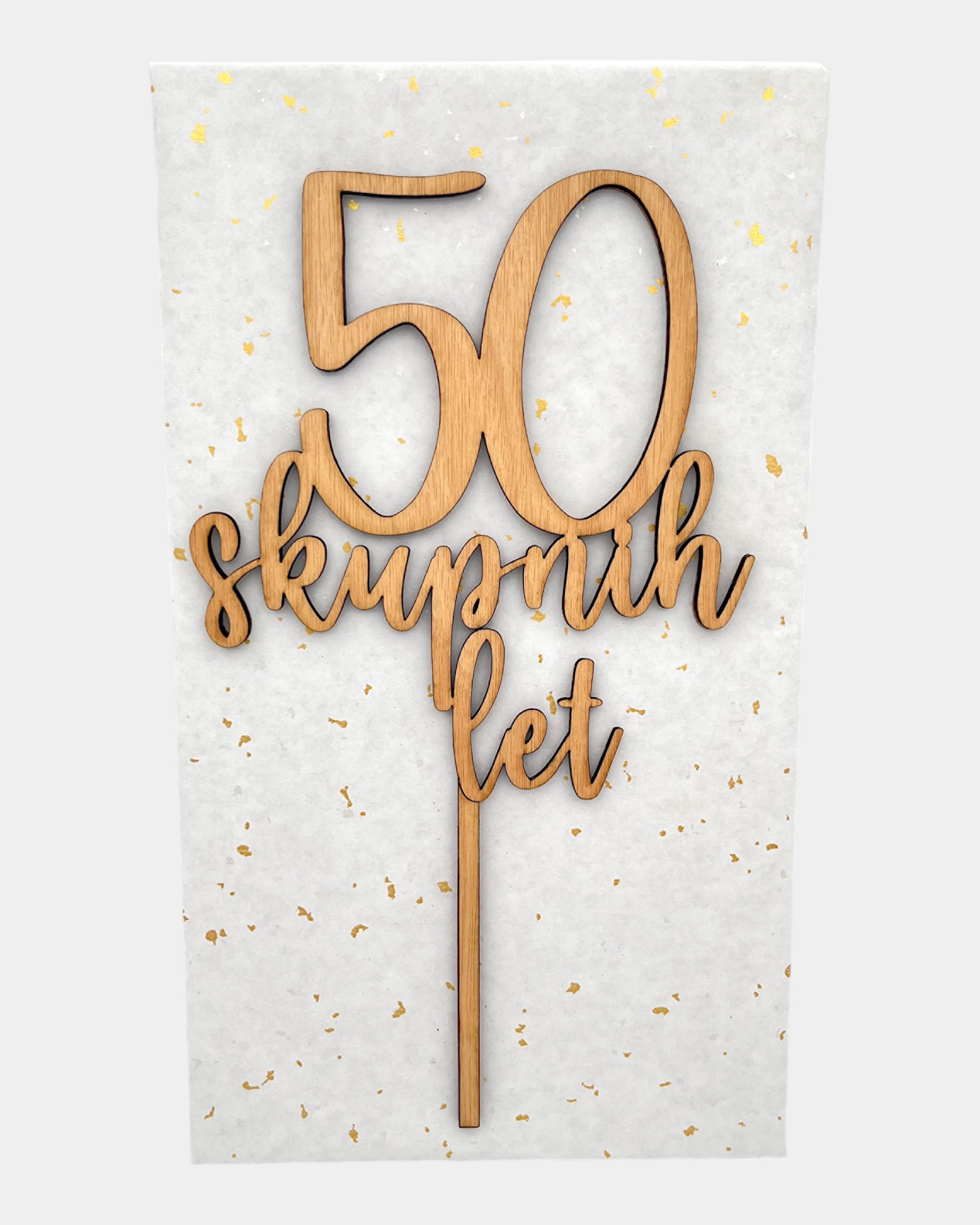 Topper za torto, napis za torto, 50 skupnih let, topper za zlato poroko. topper za zlatoporočenca. Leseni toper 50 skupnih let na beli podlagi z zlatimi packami. Velik toper.