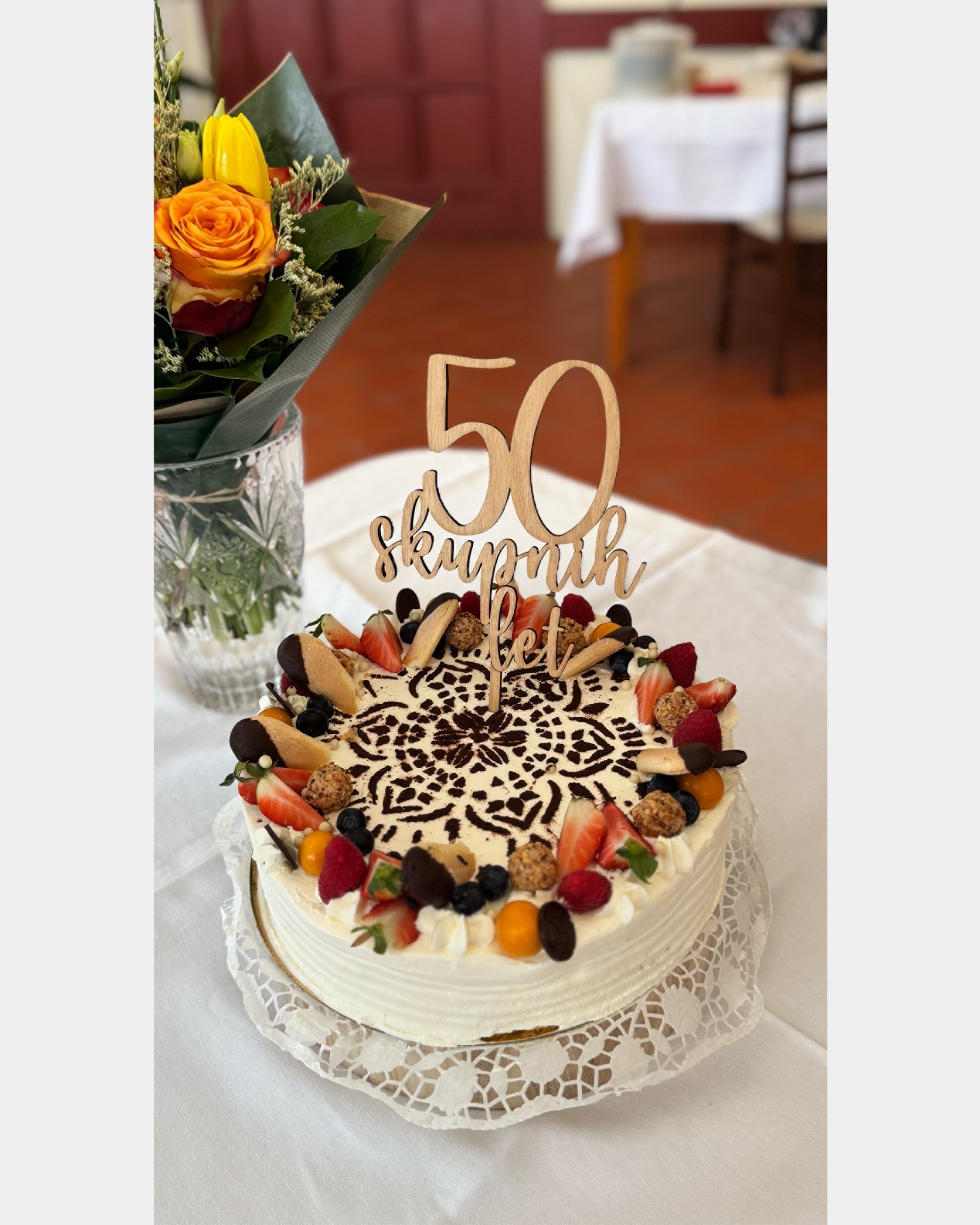 Topper za torto, napis za torto, 50 skupnih let, topper za zlato poroko. topper za zlatoporočenca. Leseni toper 50 skupnih let na beli podlagi z zlatimi packami. Velik toper v sadni torti.