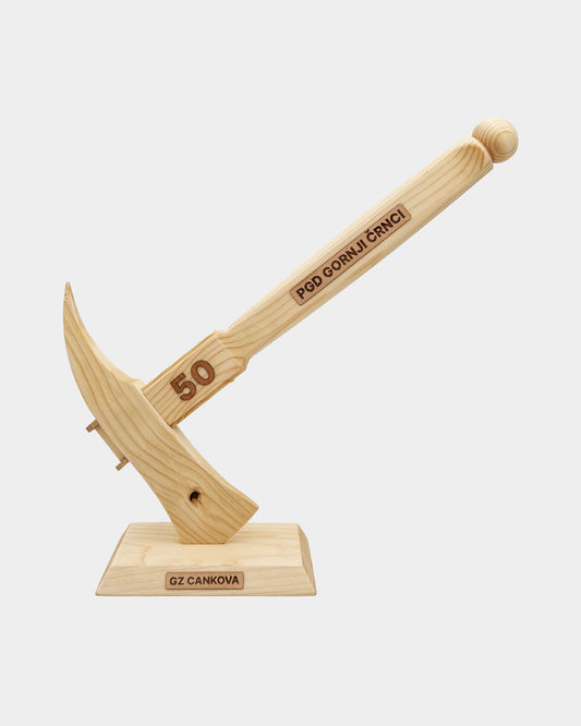 Lesena gasilska plaketa sekira