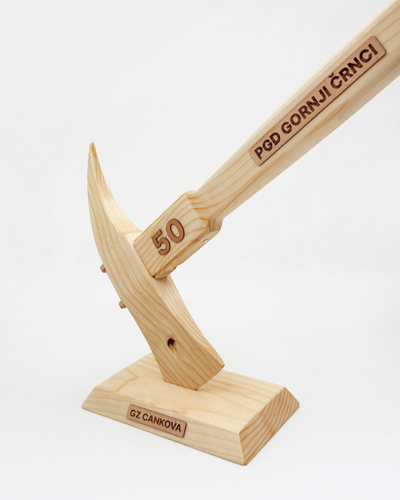 Lesena gasilska plaketa sekira