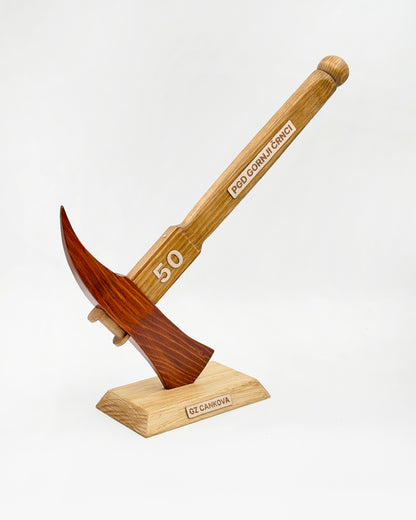 Lesena gasilska plaketa sekira