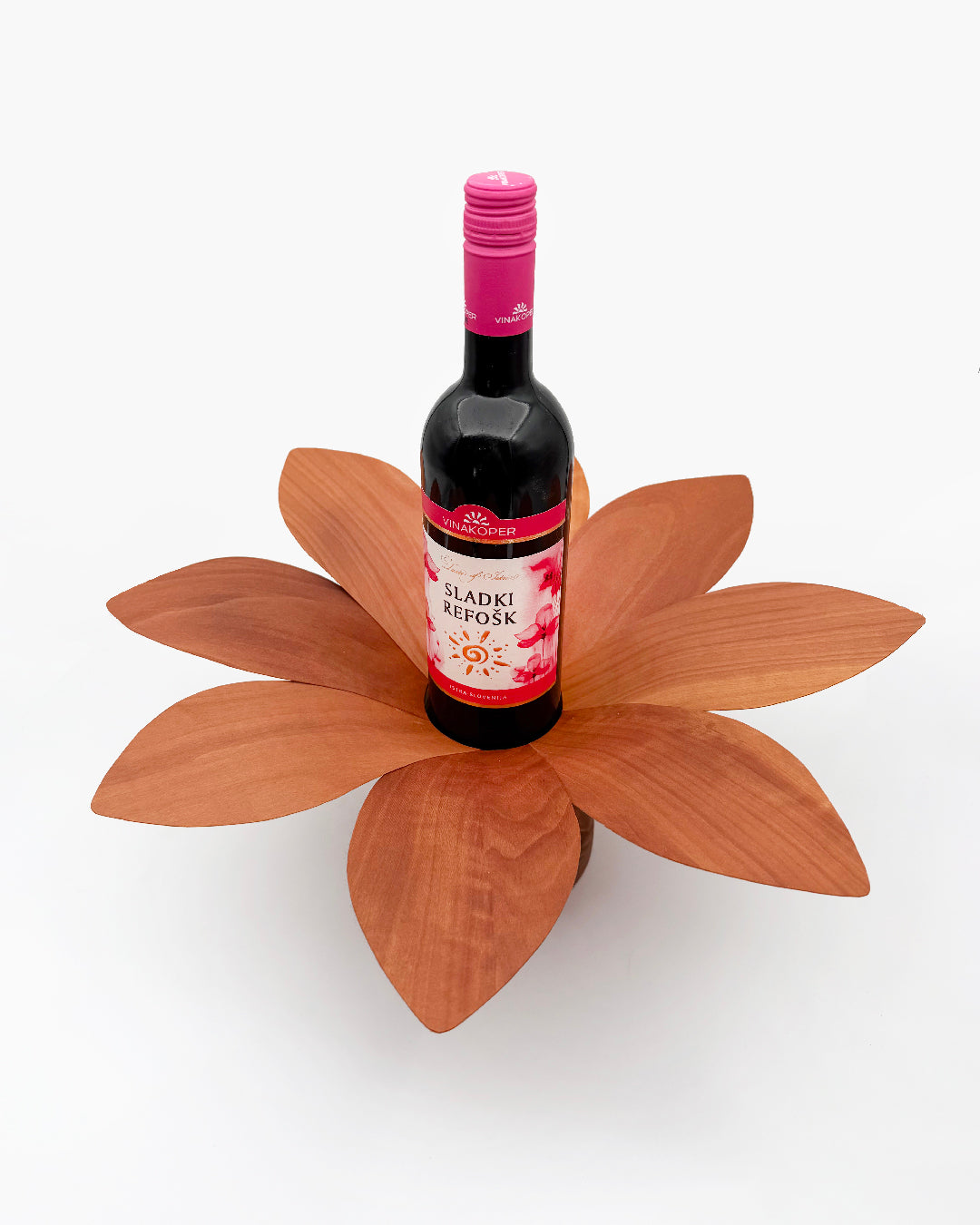 Lesena roža za vino fotografirana zgoraj. Lepo se vidijo cvetni listi v temnejšem rjavo rdečem odtenku. Primerno za darilo ob obletnici, za rojstni dan, abraham, poroko, zahvalo.