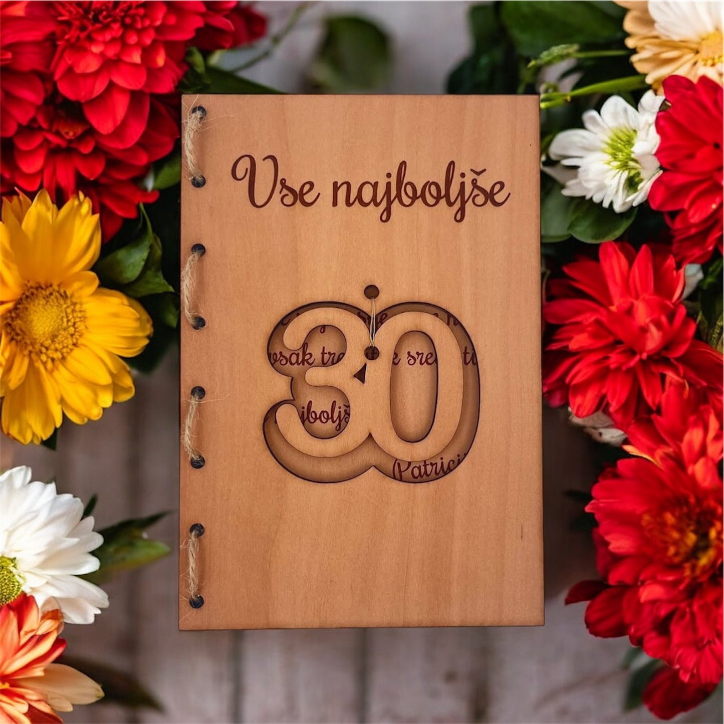 Lesena voščilnica Hoplales med rožami