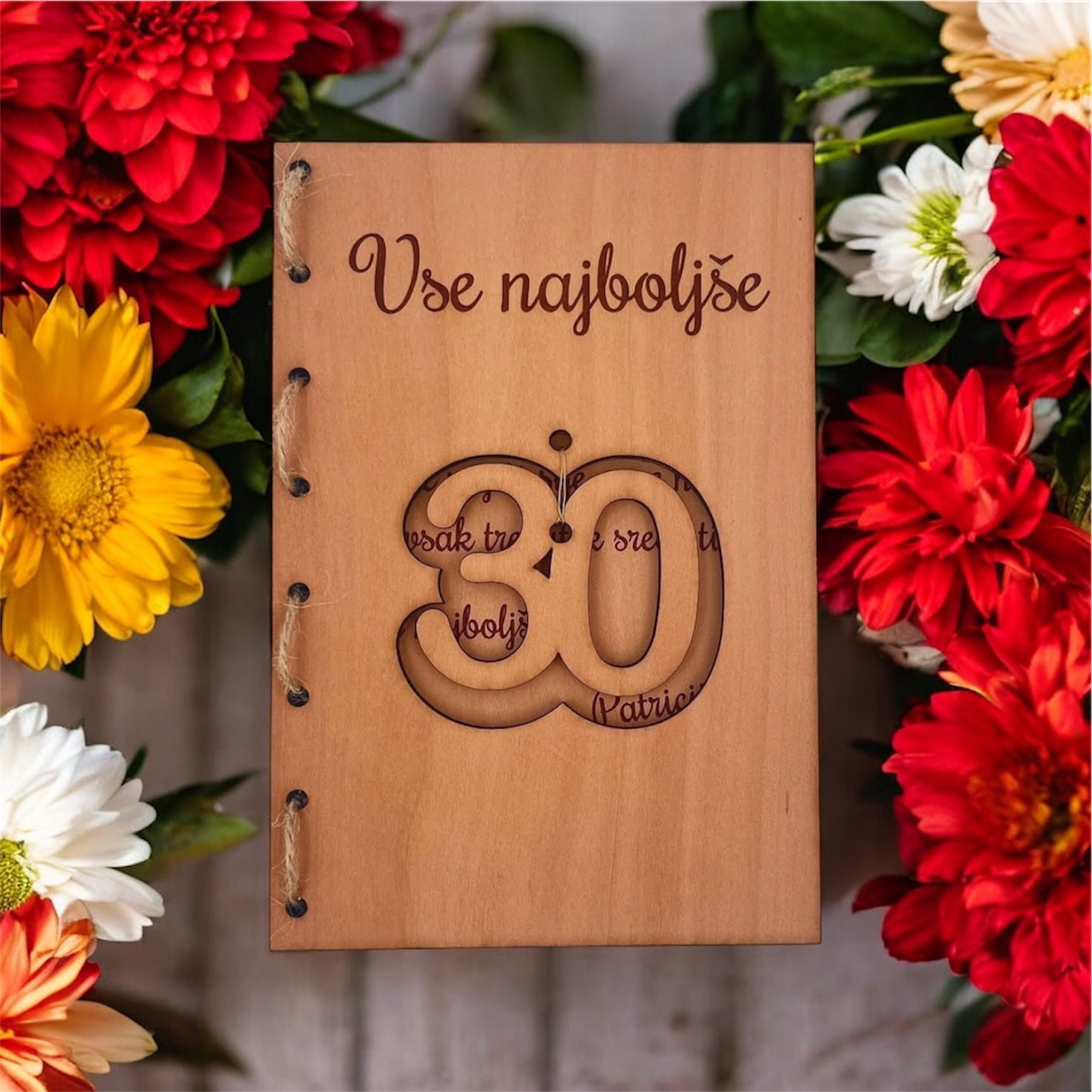 Lesena voščilnica Hoplales med rožami