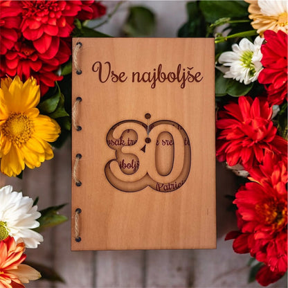 Lesena voščilnica Hoplales med rožami