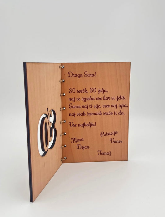 Lesena voščilnica s plapojočo številko, odprta.