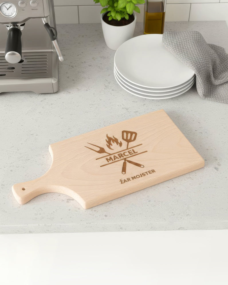 Rezalna deska žar mojster s personalizacijo na kuhinjskem pultu